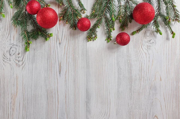 Karácsonyi Határ Faágak Élénk Piros Fényes Golyókkal Fából Készült Háttérrel — Stock Fotó