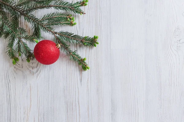 Πάνω Όψη Ενός Πράσινου Κλαδιού Ελάτης Μια Κόκκινη Γυαλιστερή Χριστουγεννιάτικη — Φωτογραφία Αρχείου