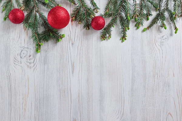 Weihnachtliches Rotes Spielzeug Fichtenzweige Auf Einem Hölzernen Hintergrund Draufsicht Weihnachts — Stockfoto