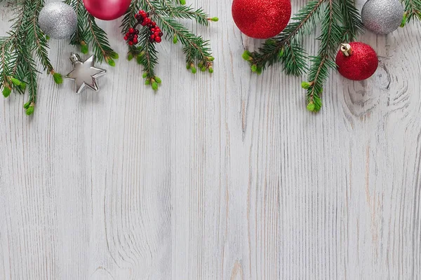 Weihnachten Und Neujahr Grenzen Hölzernen Hintergrund Rahmen Aus Tannenzweigen Roten — Stockfoto