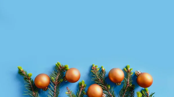 Abeto Verde Fresco Bolas Doradas Sobre Una Mesa Azul Navidad — Foto de Stock