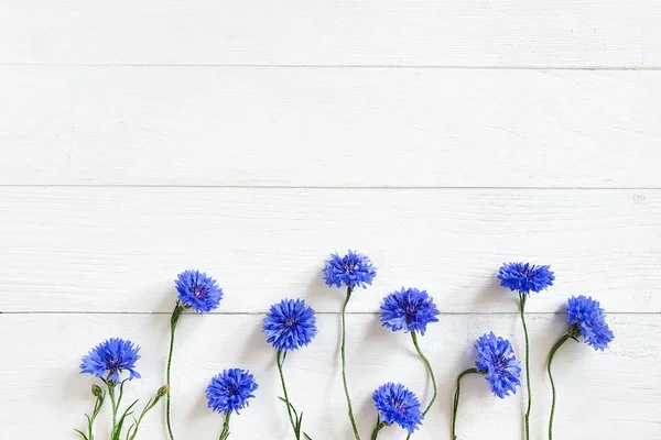 Widok Góry Niebieskie Kwiaty Kukurydzy Niechlujnym Białym Drewnianym Tle Linia — Zdjęcie stockowe