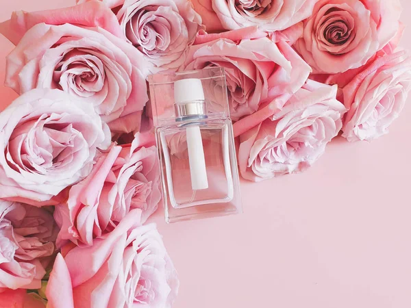 Attrappe Einer Parfümflasche Und Rosa Rosen Auf Pastellrosa Hintergrund Flasche — Stockfoto