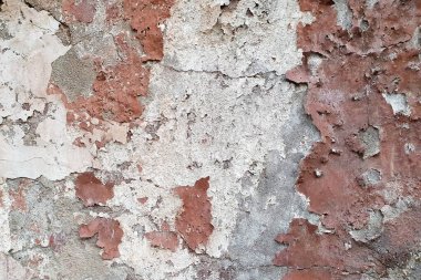 Eski kabuk soyma dokusu. Beyaz-gri-kahverengi beton duvar. Hasarlı duvar dokusu.