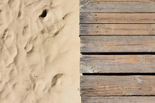 Kumsaldaki ahşap yol. Tahta kaldırım ve hafif yumuşak kum. Üst görünüm.