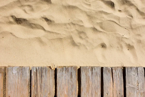 Kumsaldaki ahşap yol. Tahta kaldırım ve hafif yumuşak kum. Üst görünüm.