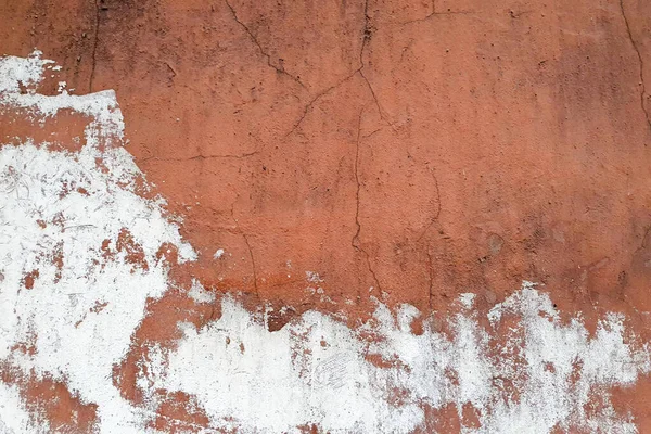 老石膏质地 开裂的白色红褐色混凝土墙 — 图库照片
