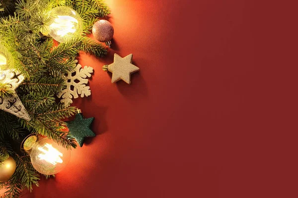 Noel, yeni yıl sınırı. Firavun ağacı, yıldızlar, toplar ve kırmızı arka planda sihirli ışıklar. Üst görünüm, düz görünüm.