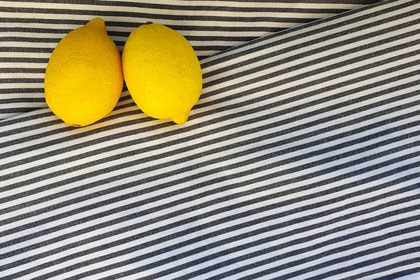 Deux Citrons Sur Fond Textile Rayé Cadre Vue Dessus Espace — Photo