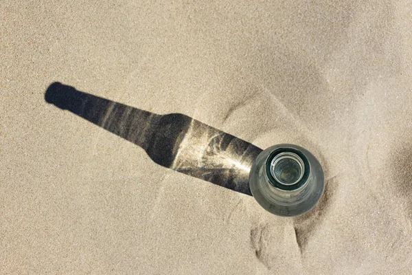 Скляна Пляшка Тіні Чистому Пляжному Піску Копіювати Простір — стокове фото