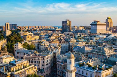 Cenova, İtalya - CIRCA 2013: Belvedere Castelletto 'dan gün batımında Ceneviz havası manzarası.