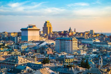 Cenova, İtalya - CIRCA 2013: Belvedere Castelletto 'dan gün batımında Ceneviz havası manzarası.