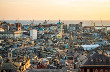 Cenova, İtalya - CIRCA 2013: Belvedere Castelletto 'dan gün batımında Ceneviz havası manzarası.