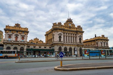 Cenova, İtalya - CIRCA 2013: Cenova Brignole tren istasyonu bulutlu bir sabahta Piazza Verdi 'de yer aldı.