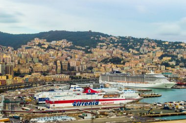 Ceneviz, İtalya: Ceneviz 'in Limanı' nın panoramik hava manzarası bulutlu bir öğleden sonra Genova Deniz Feneri 'nden alındı.