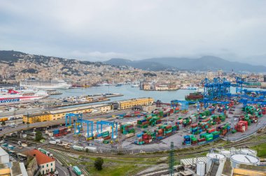 Ceneviz, İtalya: Ceneviz 'in Limanı' nın panoramik hava manzarası bulutlu bir öğleden sonra Genova Deniz Feneri 'nden alındı.