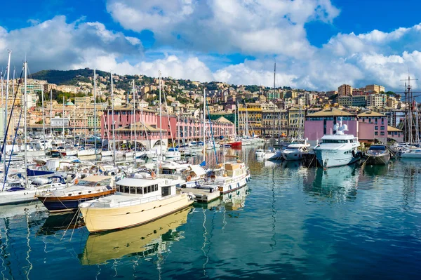 Cenova, İtalya - CIRCA 2013: Ceneviz Limanı, Liguria, İtalya. Arka planda bulutlar ve tepeler.