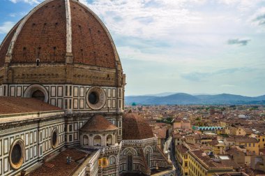 Florence Cathedral 'in kubbesi Santa Maria del Fiore ile Floransa şehri. Manzara Florence Cathedral (Santa Maria del Fiore) çan kulesinden (Giotto Campanile).