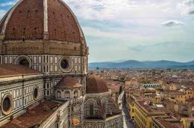 Florence Cathedral 'in kubbesi Santa Maria del Fiore ile Floransa şehri. Manzara Florence Cathedral (Santa Maria del Fiore) çan kulesinden (Giotto Campanile).