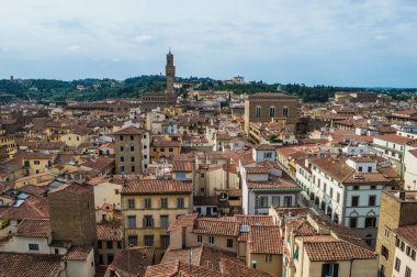 Floransa Katedrali 'nin (Santa Maria del Fiore) çan kulesinden (Giotto Campanile) görüldüğü gibi, güneşli bir yaz gününde Floransa şehir manzarasının havadan veya kuş bakışı görüntüsü).