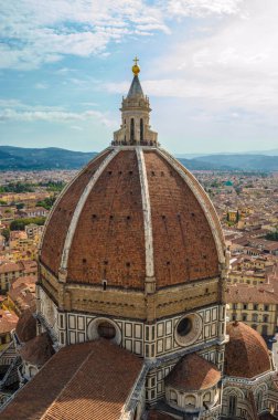Florence Cathedral 'in kubbesi Santa Maria del Fiore ile Floransa şehri. Manzara Florence Cathedral (Santa Maria del Fiore) çan kulesinden (Giotto Campanile).