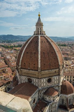 Florence Cathedral 'in kubbesi Santa Maria del Fiore ile Floransa şehri. Manzara Florence Cathedral (Santa Maria del Fiore) çan kulesinden (Giotto Campanile).