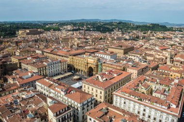 Floransa Katedrali 'nin (Santa Maria del Fiore) çan kulesinden (Giotto Campanile) görüldüğü gibi, güneşli bir yaz gününde Floransa şehir manzarasının havadan veya kuş bakışı görüntüsü).