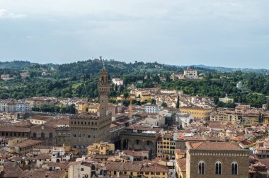 Floransa Katedrali 'nin (Santa Maria del Fiore) çan kulesinden (Giotto Campanile) görüldüğü gibi, güneşli bir yaz gününde Floransa şehir manzarasının havadan veya kuş bakışı görüntüsü).