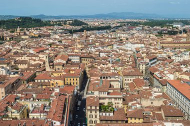 Floransa Katedrali 'nin (Santa Maria del Fiore) çan kulesinden (Giotto Campanile) görüldüğü gibi, güneşli bir yaz gününde Floransa şehir manzarasının havadan veya kuş bakışı görüntüsü).