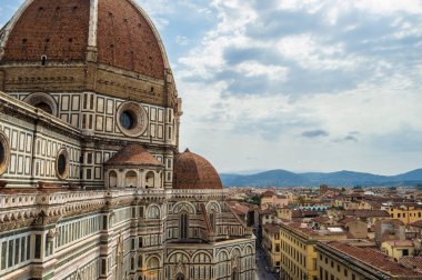 Florence Cathedral 'in kubbesi Santa Maria del Fiore ile Floransa şehri. Manzara Florence Cathedral (Santa Maria del Fiore) çan kulesinden (Giotto Campanile).
