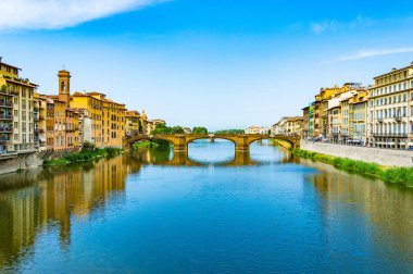 Floransa, İtalya - CIRCA 2013: Ponte Santa Trinita, Arno Nehri 'ni kapsayan, Ponte Vecchio' da fotoğraflandı.