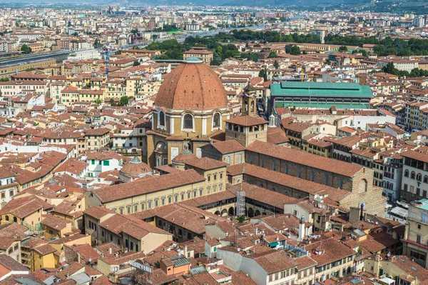 Güneşli bir yaz gününde Floransa şehir manzarasının havadan veya kuş bakışı görüntüsü. Medici Şapeli görünür durumda. Manzara Florence Cathedral (Santa Maria del Fiore) çan kulesinden (Giotto Campanile).