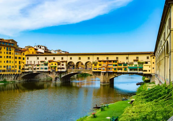 Ponte Vecchio Floransa, İtalya 'da Arno Nehri' nde güneşli bir yaz gününde.