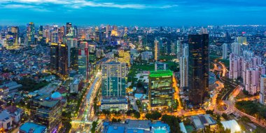 Jakarta 'nın merkez iş bölgesinin alacakaranlıktaki hava manzarası (mavi saat). Jakarta şehir manzarası gün batımında.