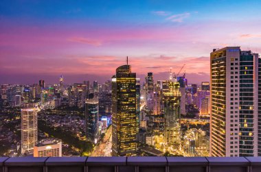 Jakarta Merkez İş Bölgesi 'nin günbatımı / alacakaranlıktaki hava manzarası. Jakarta şehir manzarası gün batımında.