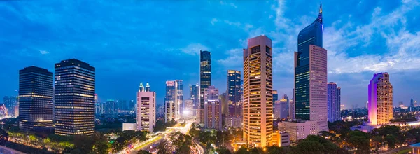 Jakarta 'nın merkez iş bölgesinin alacakaranlıktaki hava manzarası (mavi saat). Jakarta şehir manzarası gün batımında.