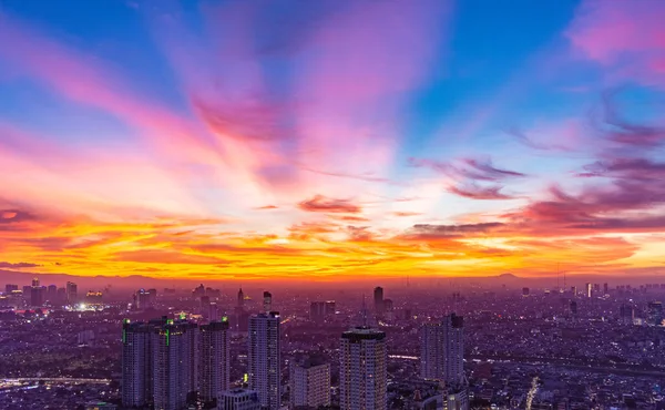 Güzel Jakarta şehri gün batımında çok güzel bir gökyüzü ile. Jakarta 'nın Merkezi İş Bölgesi' nin havadan görünüşü.