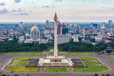 Jakarta, Endonezya - 19 Şubat 2019: Tugu Monas (Monumen Nasional) veya Ulusal Anıt. Jakarta Körfezi arka planda görünür..