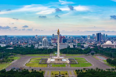Jakarta, Endonezya - 19 Şubat 2019: Tugu Monas (Monumen Nasional) veya Ulusal Anıt. Jakarta Körfezi arka planda görünür..