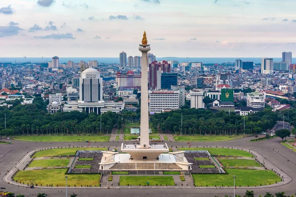 Jakarta, Endonezya - 19 Şubat 2019: Tugu Monas (Monumen Nasional) veya Ulusal Anıt. Jakarta Körfezi arka planda görünür..