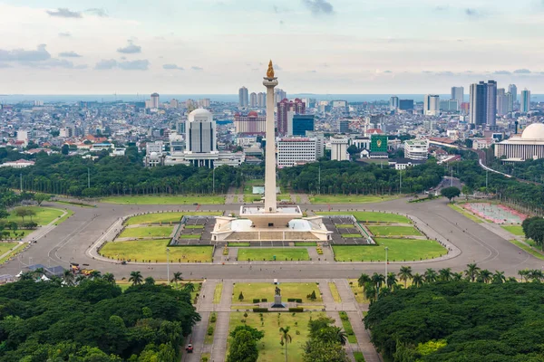 Jakarta, Endonezya - 19 Şubat 2019: Tugu Monas (Monumen Nasional) veya Ulusal Anıt. Jakarta Körfezi arka planda görünür..