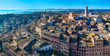 İtalya 'nın Siena kentinin panoramik kuş bakışı görüntüsü Torre del Mangia' dan (Siena 'nın en yüksek kulesi) alındı. Sağdaki baskın bina Siena Cathderal..