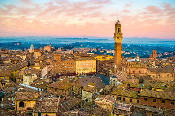 Gün batımında Siena şehri, Piazza del Campo ve Torre del Mangia 'yı gösteriyor..