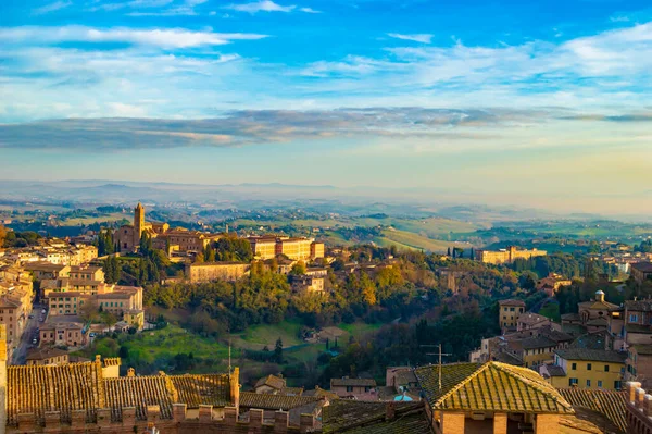 Günbatımında Siena şehri ve Tuscany tepesi manzarası.