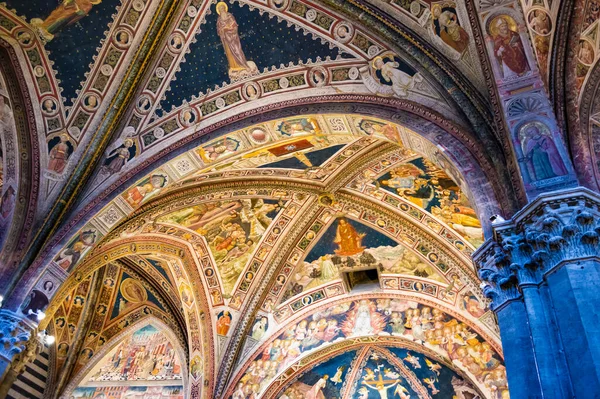 Siena, İtalya - CIRCA 2013: Siena Katedral kompleksinin tavan arası Saint John (Battistero di San Giovanni) Baptistery.
