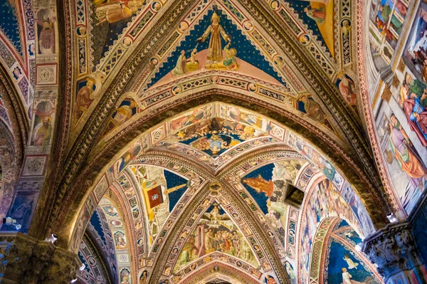 Siena, İtalya - CIRCA 2013: Siena Katedral kompleksinin tavan arası Saint John (Battistero di San Giovanni) Baptistery.