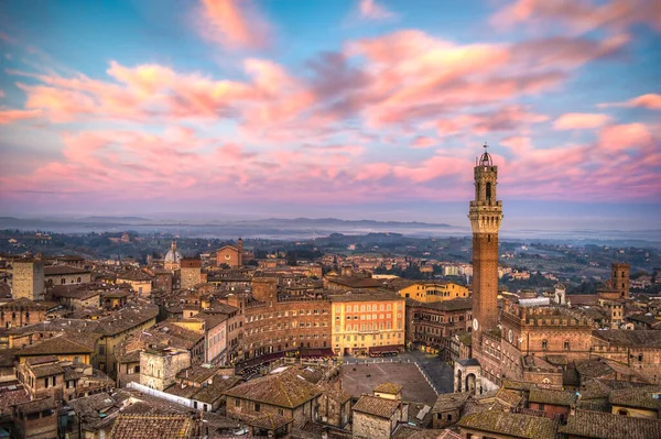 Gün batımında Siena şehri, Piazza del Campo ve Torre del Mangia 'yı gösteriyor. HDR etkisi uygulandı.