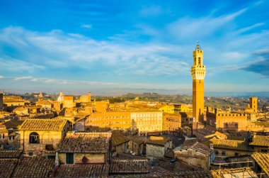 Gün batımında Siena şehri, Piazza del Campo ve Torre del Mangia 'yı gösteriyor..