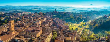 Siena Panorama, parlak güneşli bir günde Torre del Mangia 'dan ince bir sis ve sisle çekilmiştir..