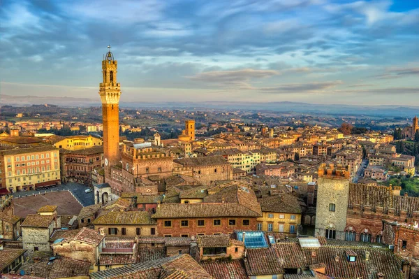 Gün batımında Torre del Mangia 'yı gösteren şehir manzarası. HDR etkisi uygulandı.